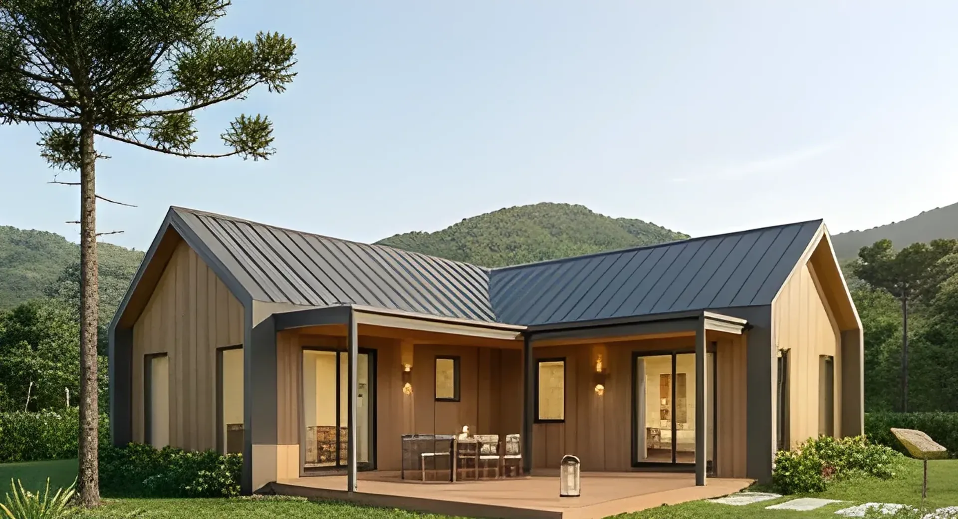 Casa modular contemporânea com deck de madeira integrado ao jardim e vista para as montanhas, luz de fim de tarde