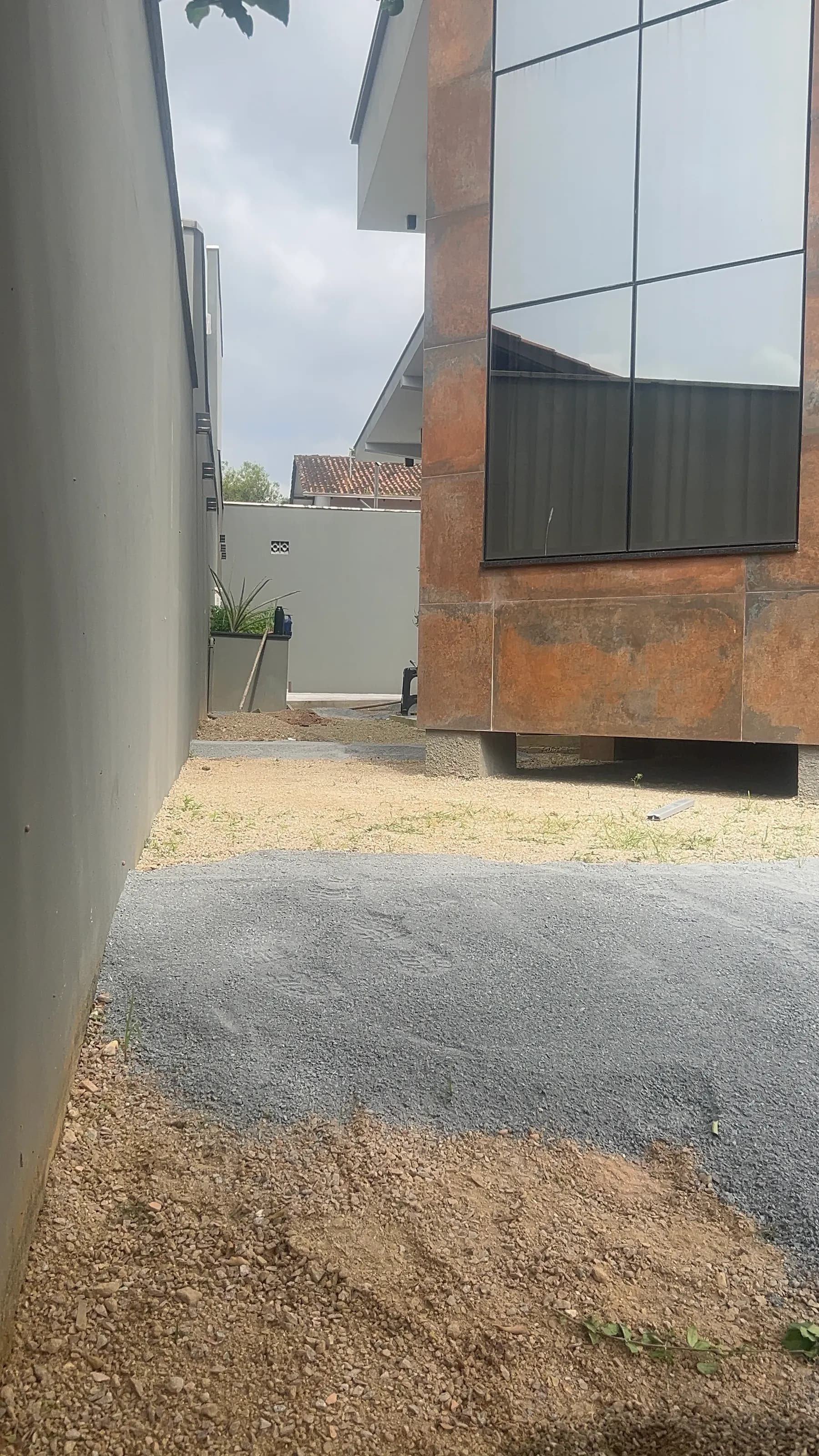 Área externa com grama sintética em Brusque — instalação pela Decor Gramas