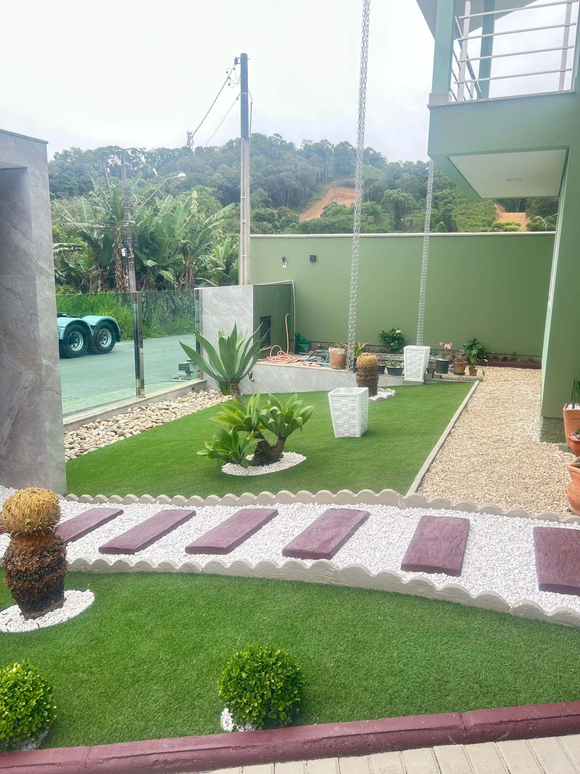 Área para pets com grama sintética instalada pela Decor Gramas em Brusque, SC
