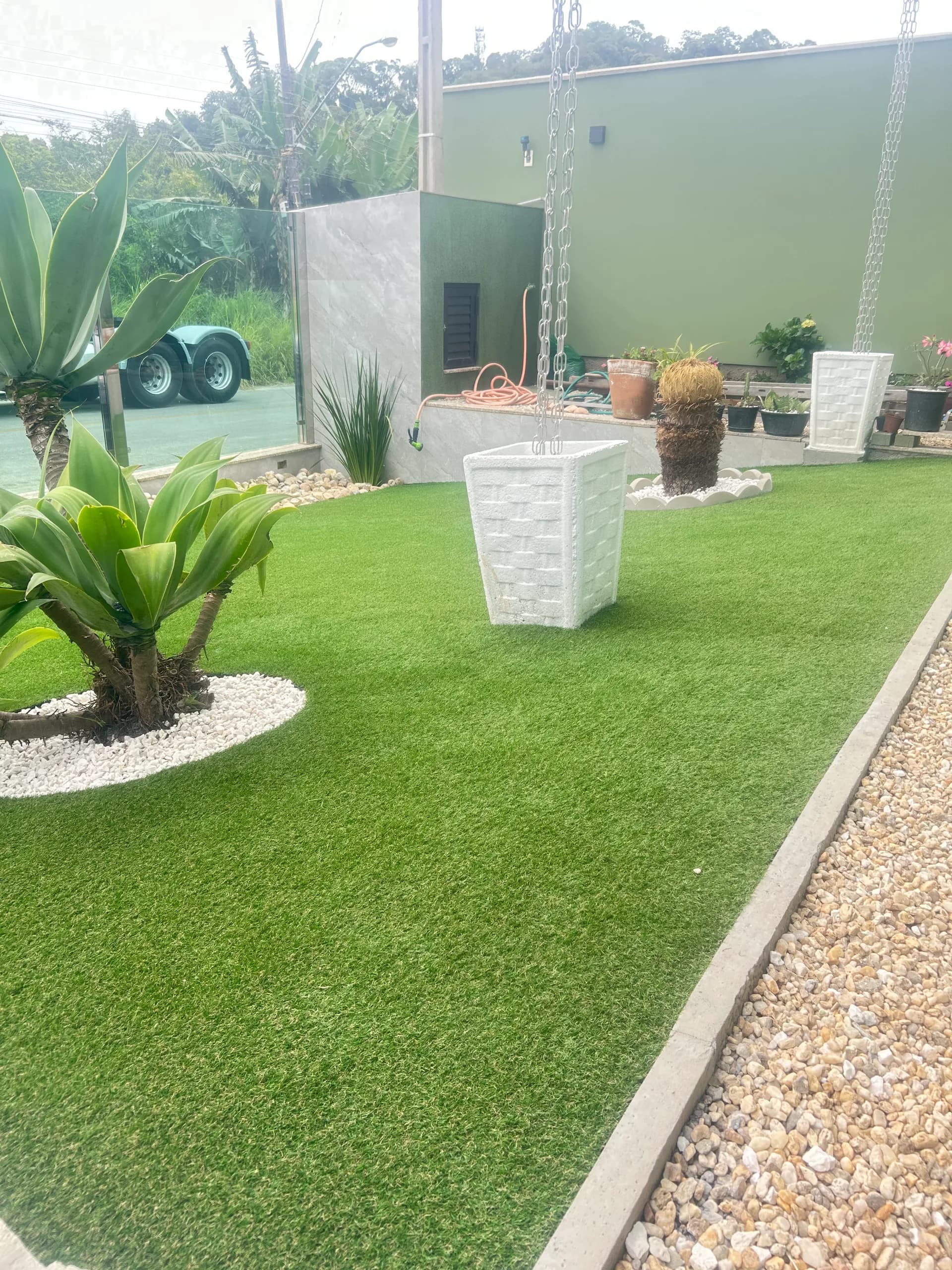 Jardim residencial com grama sintética instalada pela Decor Gramas em Brusque, SC