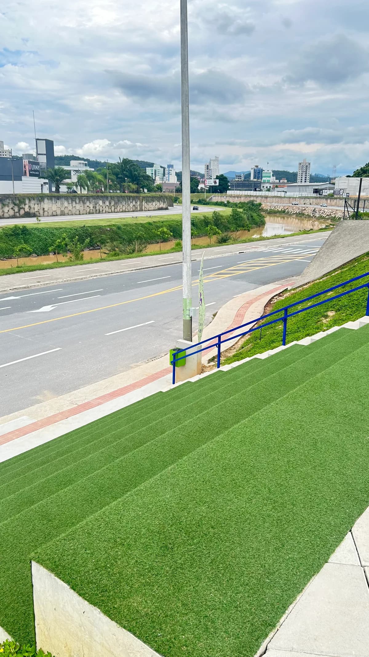 Grama sintética decorativa instalada no Passeio Beira Rio em Brusque — Decor Gramas