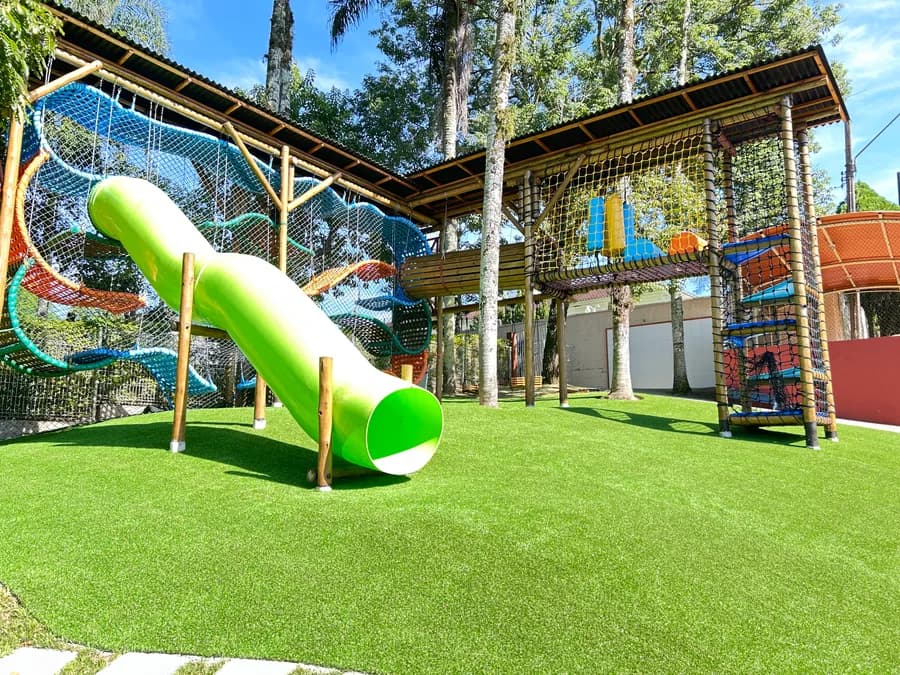 Playground do Colégio Consul em Brusque — grama sintética com manta de amortecimento