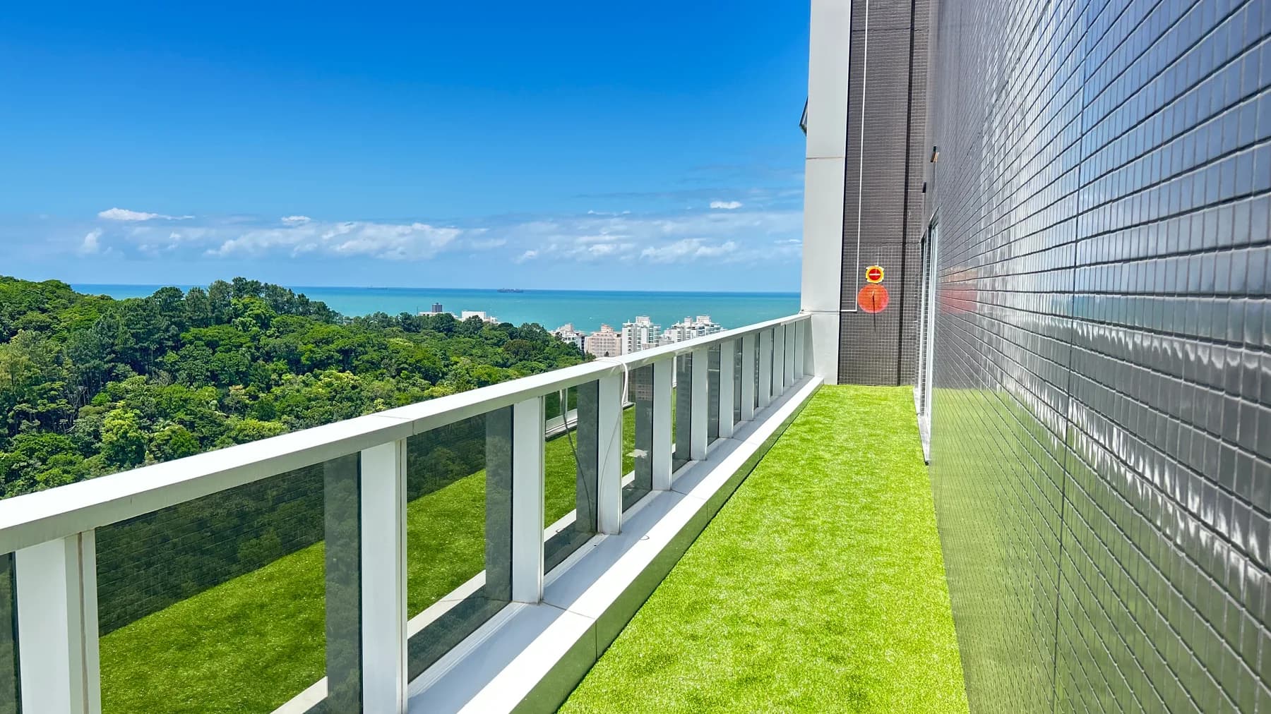 Varanda de apartamento com grama sintética em Itajaí — Decor Gramas